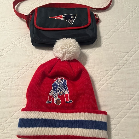 Bundle Mitchell & Ness New England Patriots Knit Pom Pom Hat & Licensed Purse - Picture 1 of 11